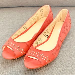 NICOLE Peep Toe Flats with Laser Cut Design Size 8